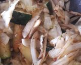 Foto del paso 3 de la receta: Ensalada de calabacín, repollo y cebolla