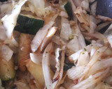 Foto del paso 3 de la receta: Ensalada de calabacín, repollo y cebolla
