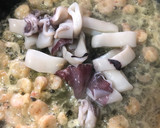 Foto del paso 4 de la receta: Spaghetti al nero di seppia con gulas, gambas y calamares