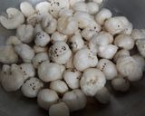 A picture of step 1 of Roasted makhana.