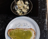 Foto del paso 2 de la receta: Tostada con revuelto de claras, especias y salsa de albahaca fresca