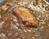Foto del paso 3 de la receta: Pincho de lomo con Foie y salsa de pasas y cebolla al Oporto