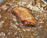 Foto del paso 3 de la receta: Pincho de lomo con Foie y salsa de pasas y cebolla al Oporto
