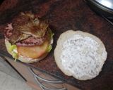 Foto del paso 5 de la receta: Hamburguesa de cerdo con setas al ajillo y mayonesa de cebolla