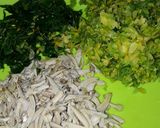 Foto langkah ke 5 dari resep Tumis Bunga Pepaya, Daun Pepaya Jepang, Teri Saos Tiram.