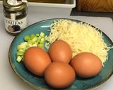 Foto del paso 1 de la receta: Tortilla de queso y ajetes con trufa y un toque picante 🌶😏