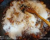 Foto del paso 3 de la receta: Arroz con manitas de conejo, cigalas, sepia y langostinos