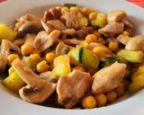 Foto del paso 3 de la receta: Salteado de pollo con calabacín, garbanzos y champiñones