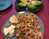 Foto del paso 4 de la receta: Calamares de la ría fritos y con alioli. Trucos para un rebozado perfecto 👌