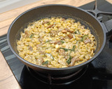 Foto del paso 5 de la receta: Wok de pasta con pollo y calabacín en salsa Camembert-Sichuán aromatizada