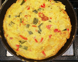 Foto del paso 3 de la receta: Tortilla de patatas con pimientos