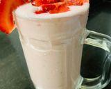 A picture of step 2 of Strawberry smoothie.