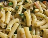 Foto del passaggio 5 della ricetta Rigatoni con gamberi, zucchine, cipollotto e buccia di limone