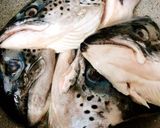 Hình bước làm 1 của món Canh Chua Đầu Cá Hồi