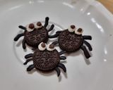 รูปขั้นตอนการทำที่ 7 ของ โอริโอ้ชีสเค้กแมงมุมฮัลโลวีนจากขนมในบ้าน ไม่ใช้เตาอบ 🎃🕷️