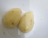 A picture of step 1 of Aloo k Pakore.