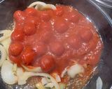 A picture of step 2 of Quick tomato and onion noodles.