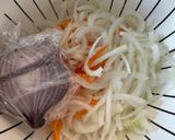 Hình bước làm 1 của món Salad gà xé hành tây 🧅