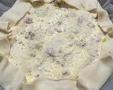 Foto del passaggio 4 della ricetta Pizza rustica porri e pancetta con formaggio fuso