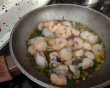 Foto del paso 5 de la receta: Salmonetes fritos con puntillitas y gambas al ajillo