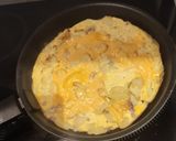Une image de l'étape 1 de Omelette aux pommes de terre lardons et cheddar.