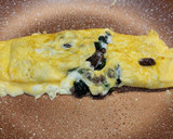 Foto del paso 4 de la receta: Tortilla de espinacas con pasas y queso
