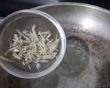 Foto langkah ke 3 dari resep Nasi Goreng Kunyit Teri Nasi.