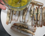 Foto del paso 4 de la receta: Navajas a la plancha con ajo y perejil
