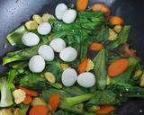 Foto langkah ke 4 dari resep Oseng Pakcoy Telur Puyuh.