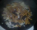 Foto del paso 2 de la receta: Salteado al vino de champiñones con habichuelas y jamón ibérico