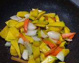 รูปขั้นตอนการทำที่ 2 ของ ฟักทองแครอทผัดไข่
