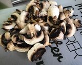 Une image de l'étape 9 de Poulet aux champignons, coriandre et crème de masala.