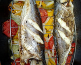 Foto del paso 5 de la receta: Lubina al horno con guarnición🐟🐟🐟🍅🍅🥔🥔🧅🧅