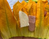 Foto del passaggio 3 della ricetta Fiori di zucca fritti