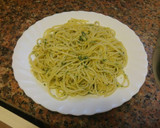 Foto del paso 5 de la receta: Salsa Pesto con hojas de zanahorias VEGANA