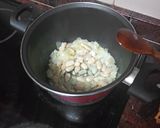 Foto del paso 2 de la receta: Crema de puerros, apio y almendras con pan frito