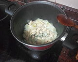 Foto del paso 2 de la receta: Crema de puerros, apio y almendras con pan frito