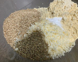 Foto del paso 2 de la receta: Galletas saladas de harina de garbanzo y sésamo con parmesano