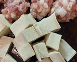 Hình bước làm 1 của món Canh hẹ nấu mọc thịt, đậu và nấm rơm