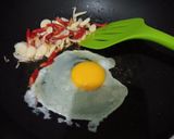 Foto langkah ke 4 dari resep Tumis mie kuning sosis.