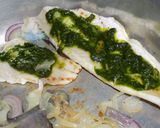 Foto del paso 3 de la receta: Filet de merluza a la plancha con pesto de espinacas y cebollas