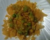 A picture of step 4 of Dahi Ragda Puri Chaat.