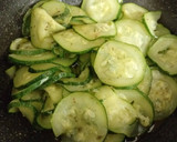 Foto del paso 3 de la receta: Ensalada de lentejas rojas y tortilla de calabacín