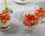 Foto del paso 8 de la receta: Vasitos de fresas con crema de queso