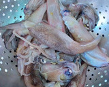Foto del paso 2 de la receta: Chipirones en salsa caprichosa y algunas cositas más