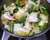 Foto langkah ke 4 dari resep Kare Ayam dan Sayuran.