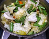 Foto langkah ke 4 dari resep Kare Ayam dan Sayuran.