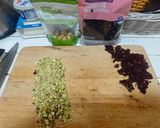 Foto del paso 1 de la receta: Bombones de queso y crujiente de jamón con cobertura de pistacho y arándanos