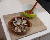 Foto del paso 3 de la receta: Almejas al Vapor con Vinagreta Templada de Chalota al Jerez y Cilantro