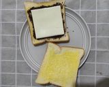 Foto langkah ke 2 dari resep Sarapan Praktis dengan Choco Cheese Grilled Sandwich.